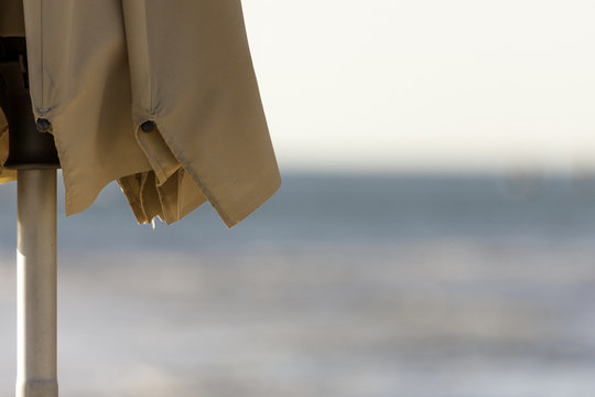 ombrellone chiuso sulla spiaggia 
