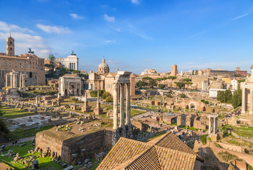 Obraz premium Rzym, Włochy. Starożytne ruiny Forum Romanum: Świątynia Saturna, Tabularia, Łuk Septymiusza Sewera, Kolumny Honoru, Świątynia Dioscurusa, Świątynia Boskiego Juliusza, Świątynia Westy