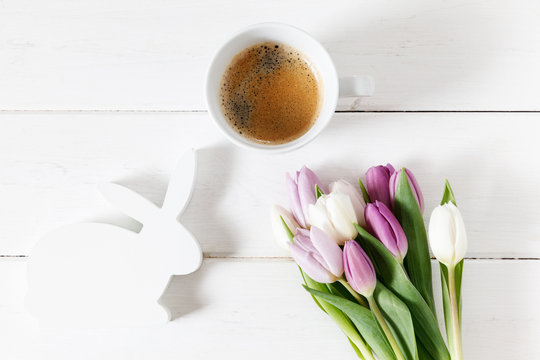Osterhase, Tulpen, Kaffee, wei&szlig;es Holz