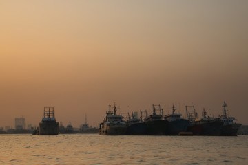 Obraz premium Sunset at the port with many boats in the center of Chittagong in Bangladesh 