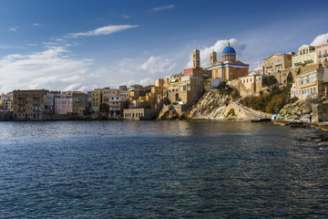 Obraz premium Plaża miejska w Ermoupoli na wyspie Syros w Grecji.