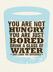 Fototapety  Nie jesteś głodny, po prostu się nudzisz. Wypij szklankę wody i poczuj różnicę. Kreatywny cytat motywacyjny wektora