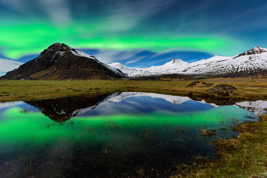 Espetacular Aurora boreal na Islandia. Paisagem nocturna de maravilhosa beleza natural.