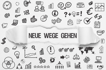 Neue Wege gehen / weißes Papier mit Symbole