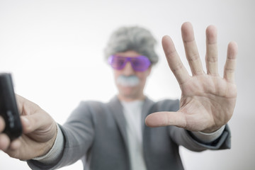 Mann erstellt Selfie mit Fernausl&ouml;ser an Fotobox