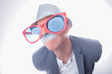 Mann verkleidet schaut in Kamera