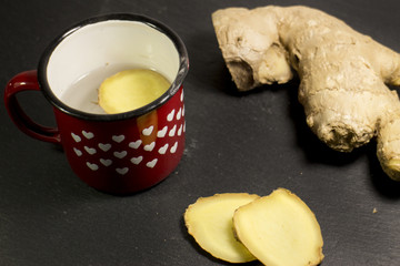 Zenzero concetto di benessere espresso talla tazza di cuori