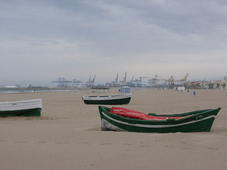 Barche su una spiaggia di sabbia d'inverno a Valencia in Spagna.