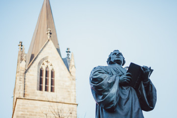 Fototapeta premium Martin Luther Statue auf dem Anger vor Kaufmannskirche Erfurt