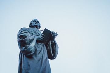 Martin Luther Statue auf dem Anger, Erfurt, Froschperspektive