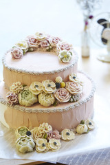 Obraz na płótnie Canvas Cake decorated with sugar flowers 