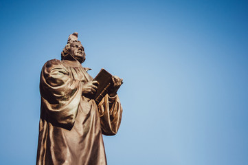 Martin Luther Statue auf dem Anger, Erfurt mit Taube