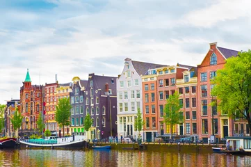 Schilderijen op glas Prachtig uitzicht op het Colourful okd gevels gebouw in Amsterdam © lumikk555