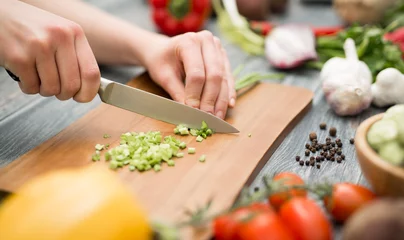 Crédence de cuisine en verre imprimé Légumes Trancher, hacher et éplucher les légumes cuire.