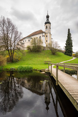 Kirche St Johannes in Breitbrunn am Chiemsee an einem Frühlingstag, Bayern in Deutschland