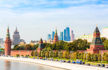 Obraz premium Kremlyovskaya embankment in Moscow