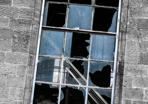 Kaputte Fensterscheiben eines Abrisshauses