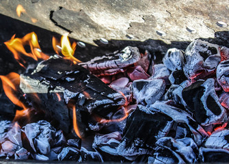 Горящий уголь в мангале. Разведение костра для приготовления еды