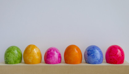 Ostereier, nebeneinander, in einer Reihe, bunt, Hintergrund weiß, Textfreiraum