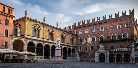 Fototapeta na wymiar Dante in Verona