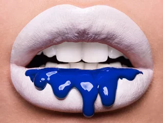Sexy Lippen. Schöne Make-up-Nahaufnahme. Sinnlicher offener Mund. Lippenstift oder Lipgloss. Kuss. Leidenschaftliche rote Lippen, Makrofotografie. © stasnds