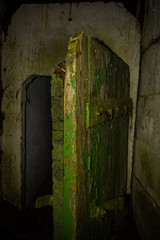Alte grüne Tür im Bunker