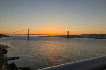 Fototapeta na wymiar Puente 25 de Abril en Lisboa sobre río Tejo