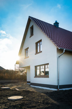 Neubau eines Hauses im Gegenlicht