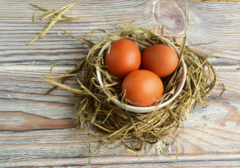 Пасхальные цветные яйца находятся на деревянном столе.
