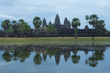 Fototapeta na wymiar Angkor Wat during the blue hour twilight 