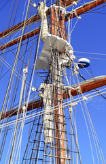 Obraz premium Nautical maritime scene with ropes and mast on a ship on a dock by the water