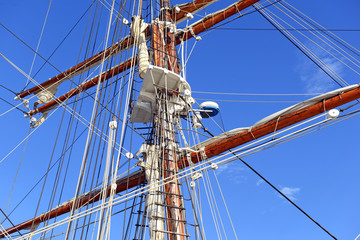 Obraz premium Nautical maritime scene with ropes and mast on a ship on a dock by the water