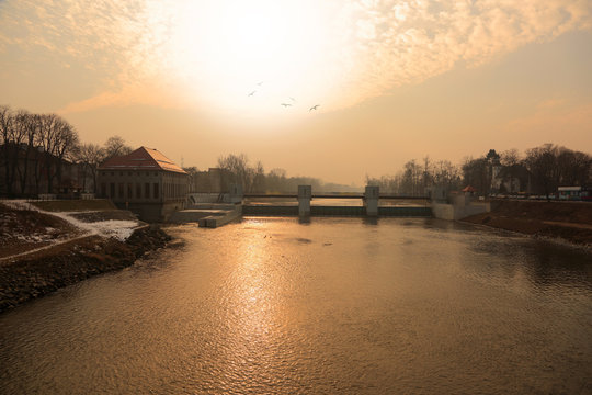 Elektrownia wodna, zapora na rzece Nysa w Nysie.