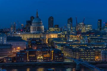 Fototapeta na wymiar London bai Nacht, Blick auf St. Pauls Kathedrale