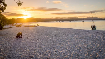 Photo sur Plexiglas Whitehaven Beach, île de Whitsundays, Australie Vue du coucher de soleil sur la plage de Whitehaven à Whitsunday Island dans le Queensland, en Australie. La plage de Whitehaven est un point de repère bien connu connu pour son beau sable blanc et ses eaux turquoises claires
