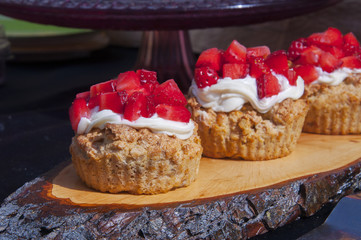 Postre de pastel con fresas y nata