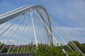 Obraz premium puente de arquitectura moderna