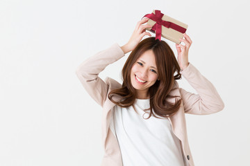 Fototapeta premium プレゼントを持つ女性