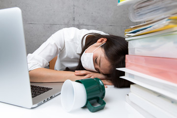 マスク / 疲れたビジネスウーマン