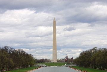 Washington monument in cloudy day
