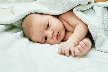 Obraz premium The newborn child little girl lying on the bed.