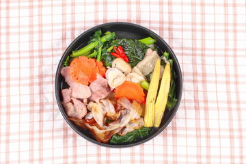 Fried big noodle with Chinese kale ,pork,vegetable in soup.