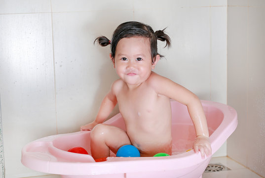 42 585 Best Little Girl Bath Images, The Girl In The Bathtub