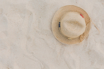 Fototapeta na wymiar Straw hat on a tropical beach