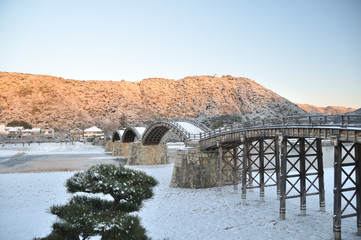 Kintaikyo-Brücke mitten im Winter, wenn die Sonne scheint
