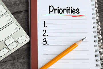 set priorities note, with desk background