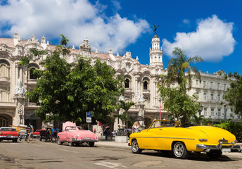 HDR - Hintereinander parkende amerikanische Oldtimer vor dem Gran Teatro in Havana Kuba - Serie Kuba Reportage