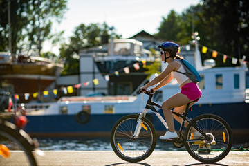 Obraz na płótnie Canvas Girl biking in city