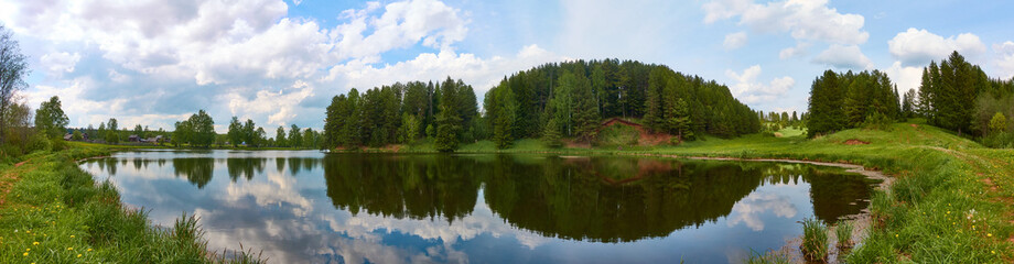 Fototapeta na wymiar Panorama of the forest lake
