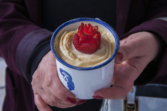 Postre dulce de crema con fresas en taza